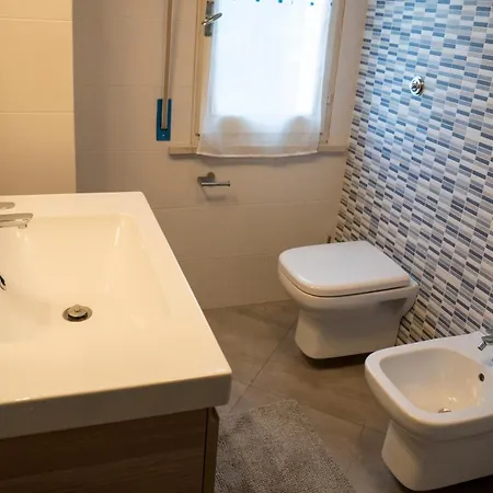 N228 - Numana, Quadrilocale Ristrutturato Con Giardino * נומאנה